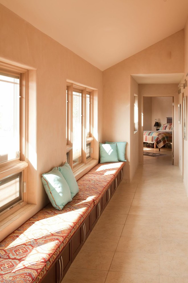 Источник вдохновения для домашнего уюта: коридор в классическом стиле с бежевыми стенами и полом из травертина