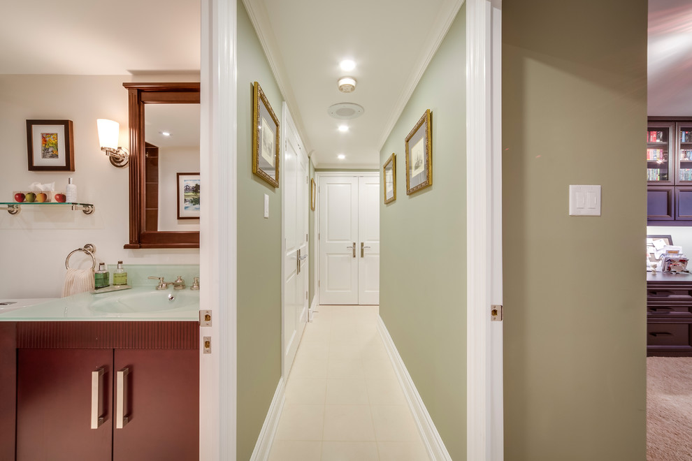 Стильный дизайн: коридор в классическом стиле с зелеными стенами и полом из керамогранита - последний тренд