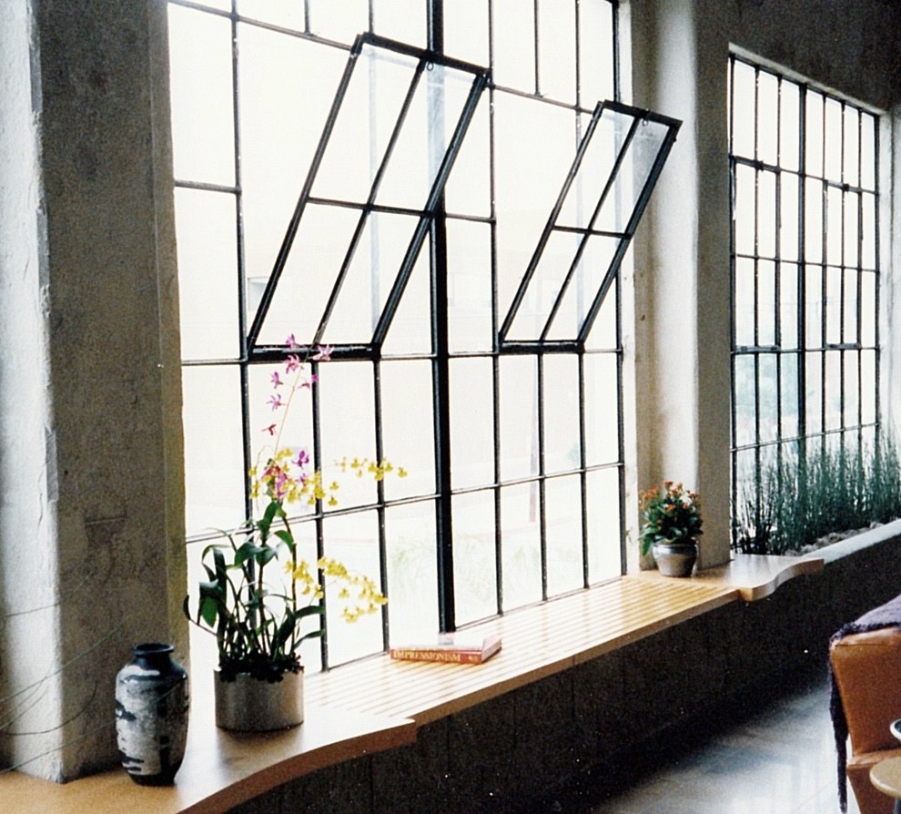 Imagen de recibidores y pasillos modernos de tamaño medio con paredes grises, suelo de baldosas de porcelana y suelo gris