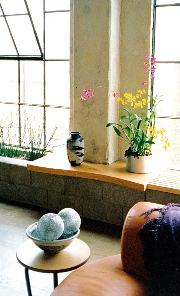 Foto på en mellanstor funkis hall, med grå väggar, klinkergolv i porslin och grått golv