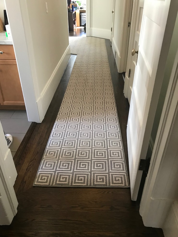 Cette image montre un couloir minimaliste de taille moyenne avec moquette et un sol marron.
