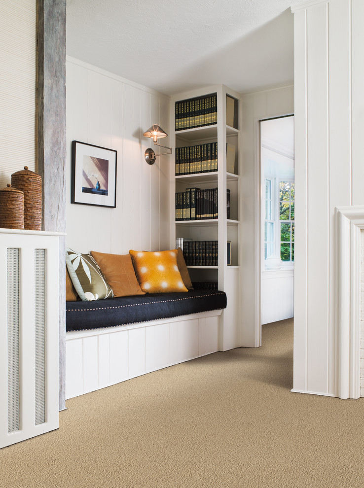 Источник вдохновения для домашнего уюта: коридор среднего размера в стиле неоклассика (современная классика) с белыми стенами, ковровым покрытием и коричневым полом