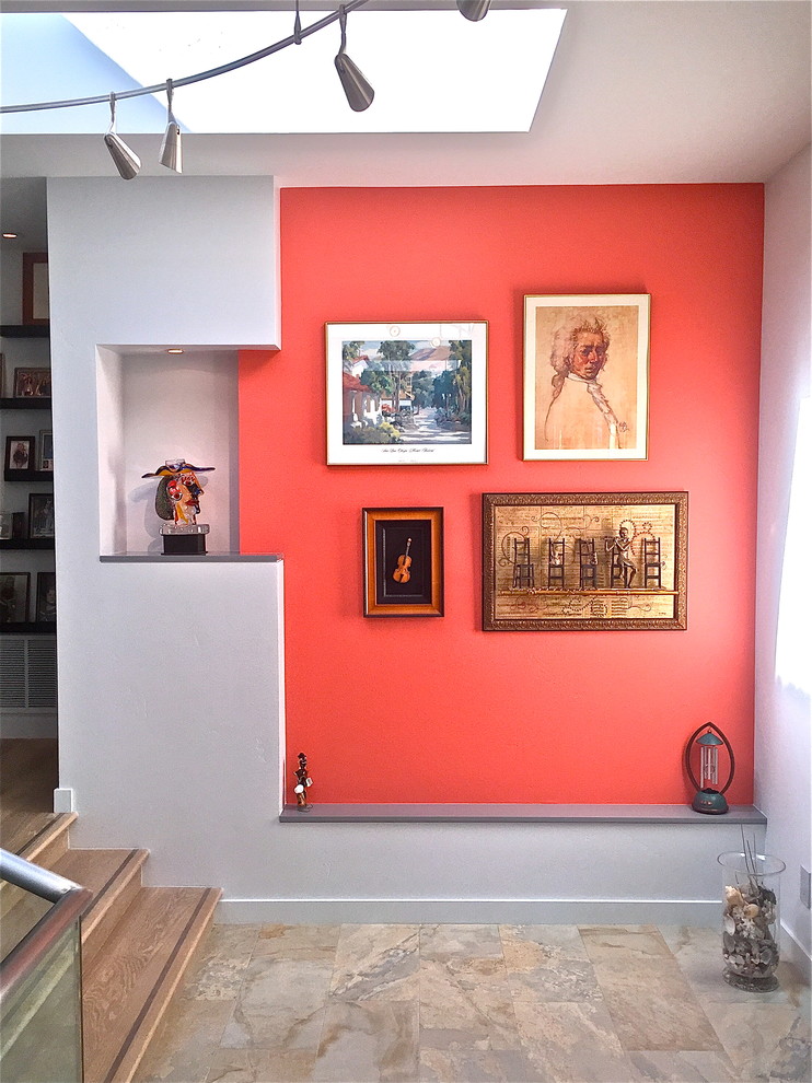 Foto på en mellanstor funkis hall, med röda väggar, travertin golv och beiget golv