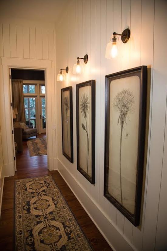 Foto de recibidores y pasillos clásicos con paredes beige y suelo de madera en tonos medios