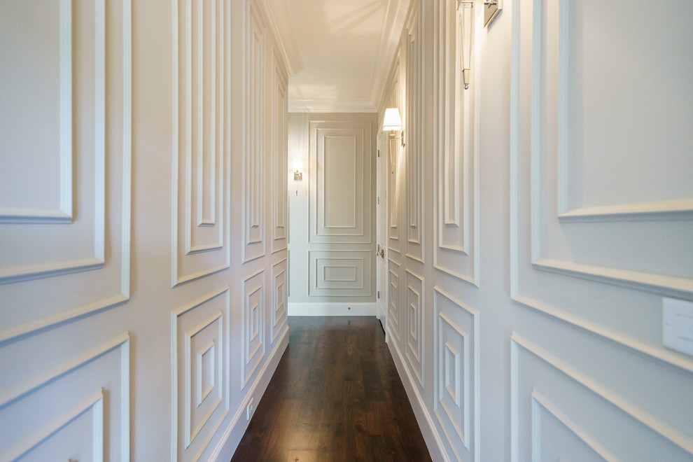 Источник вдохновения для домашнего уюта: коридор в классическом стиле с бежевыми стенами и темным паркетным полом