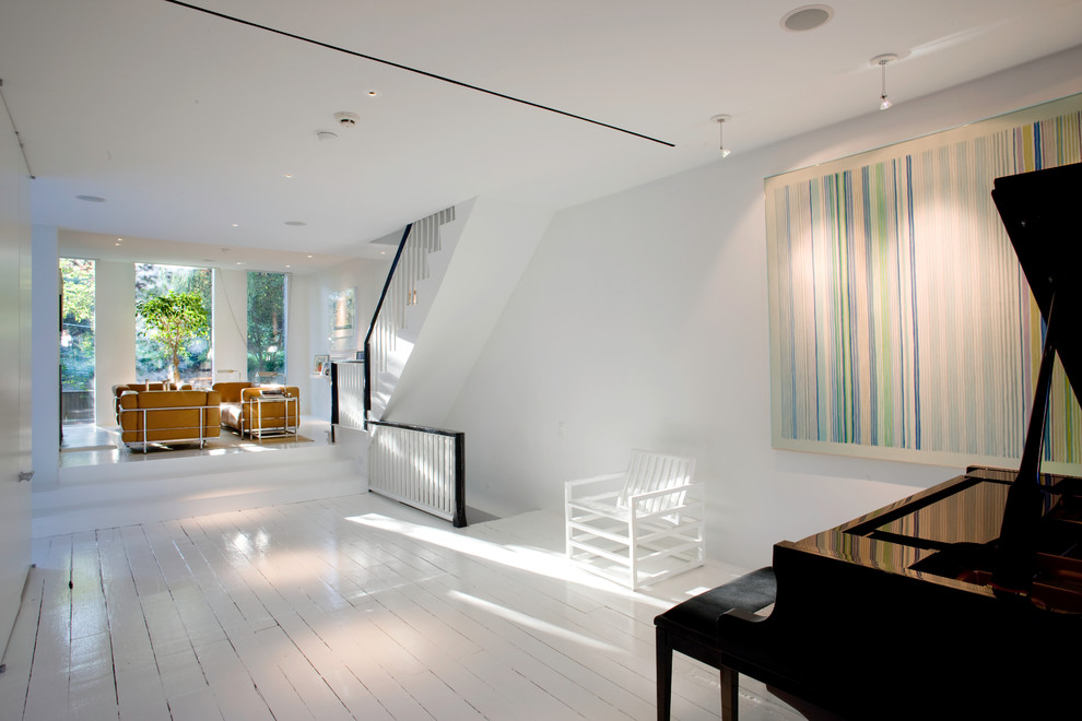 На фото: коридор среднего размера в современном стиле с белыми стенами и деревянным полом с
