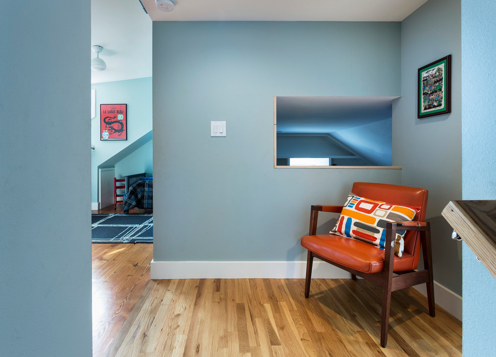 Modelo de recibidores y pasillos actuales pequeños con paredes azules y suelo de madera en tonos medios