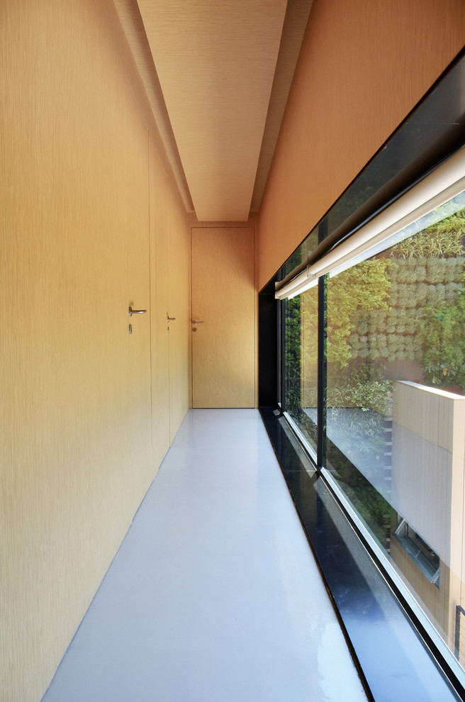 На фото: коридор среднего размера в современном стиле с серым полом