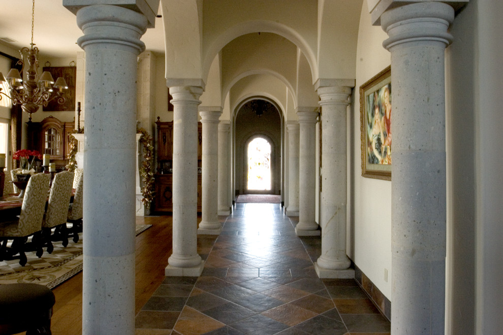 Modelo de recibidores y pasillos mediterráneos de tamaño medio con paredes blancas, suelo de pizarra y suelo multicolor