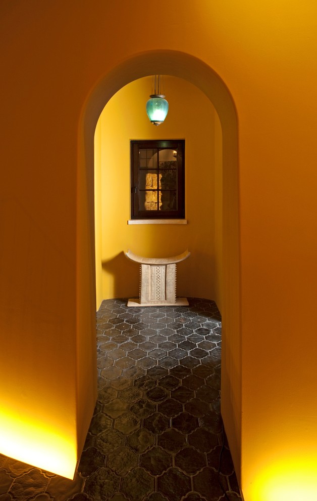 Пример оригинального дизайна: коридор в средиземноморском стиле с черным полом