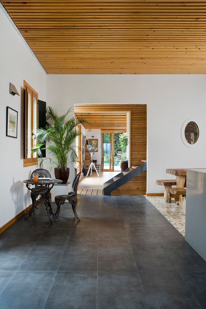Источник вдохновения для домашнего уюта: коридор среднего размера в современном стиле с белыми стенами и полом из керамической плитки