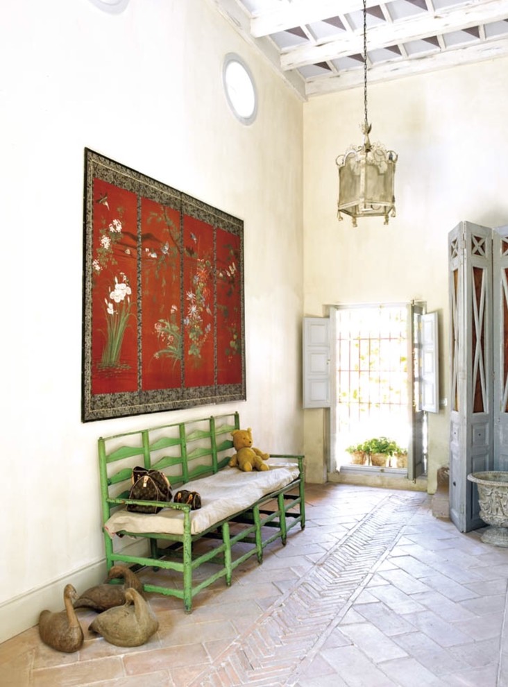 Idéer för mellanstora vintage hallar, med beige väggar och klinkergolv i terrakotta