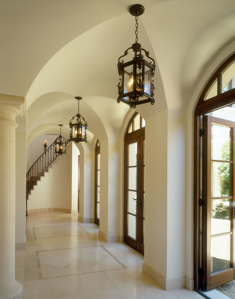 Idee per un grande ingresso o corridoio mediterraneo con pareti beige e pavimento in gres porcellanato