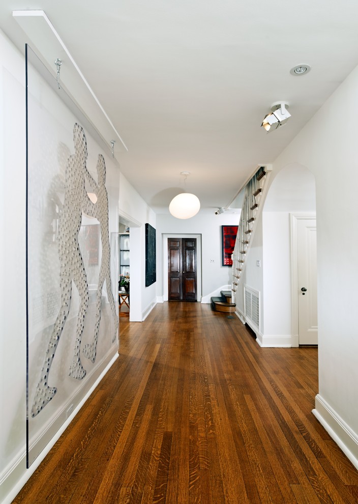 На фото: коридор в современном стиле с белыми стенами и темным паркетным полом с