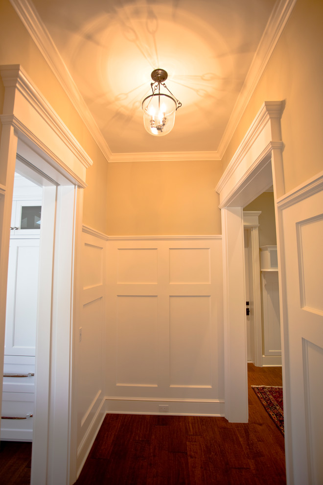 Источник вдохновения для домашнего уюта: коридор среднего размера: освещение в классическом стиле с желтыми стенами и паркетным полом среднего тона