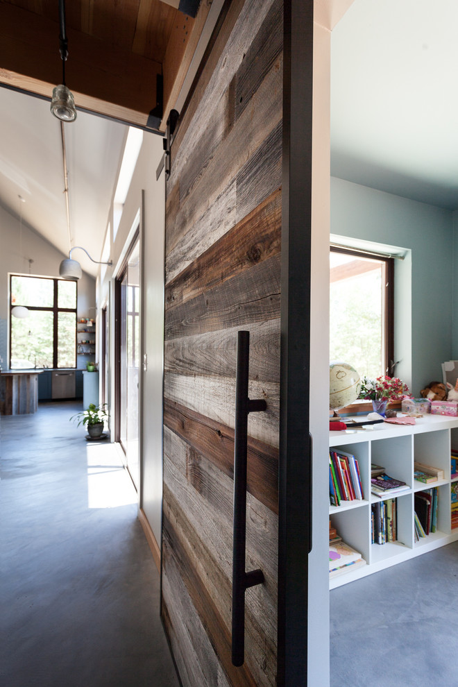 Kleiner Moderner Flur mit grauer Wandfarbe und Betonboden in Sacramento