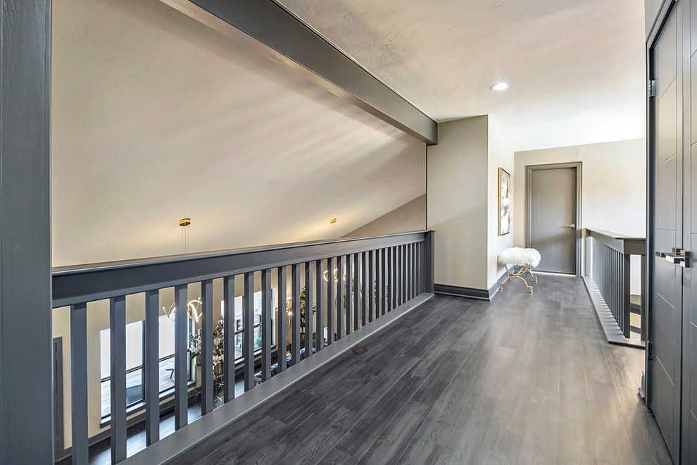 На фото: коридор среднего размера в современном стиле с бежевыми стенами, темным паркетным полом и серым полом с