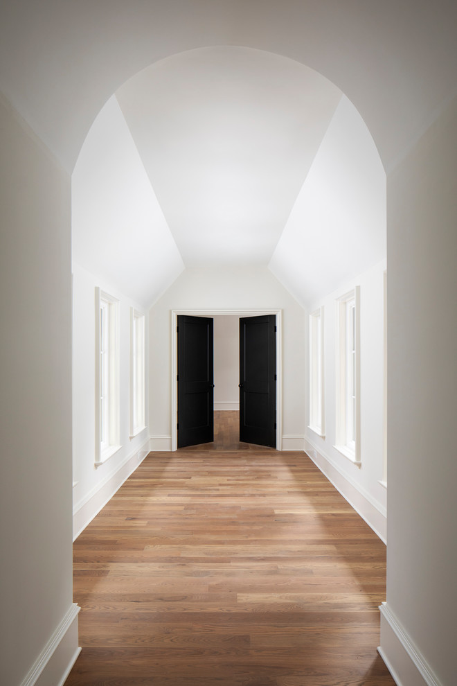 Ejemplo de recibidores y pasillos clásicos renovados de tamaño medio con suelo de madera en tonos medios