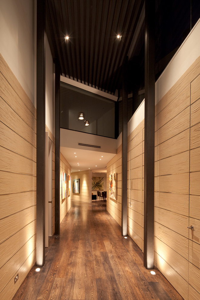 Großer Moderner Flur mit weißer Wandfarbe und braunem Holzboden in Melbourne
