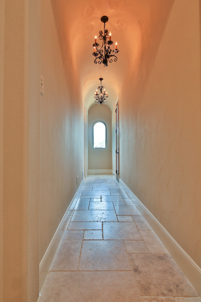 Example of a classic hallway design in Dallas
