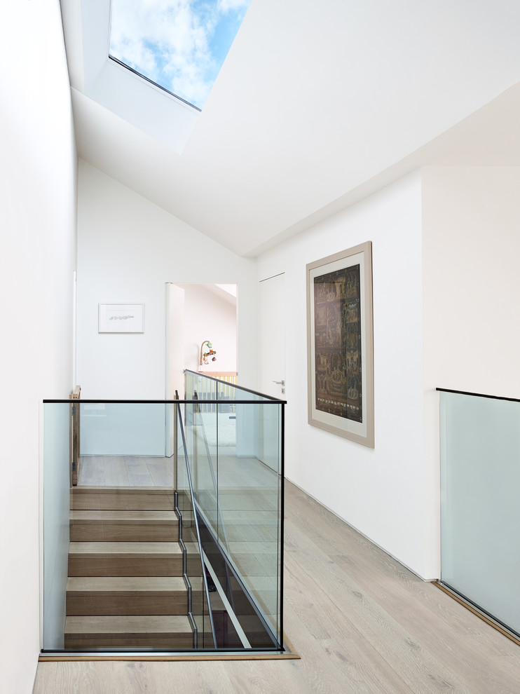 Пример оригинального дизайна: коридор среднего размера в стиле модернизм с белыми стенами