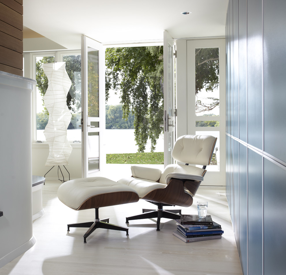 Свежая идея для дизайна: коридор в современном стиле с синими стенами и белым полом - отличное фото интерьера