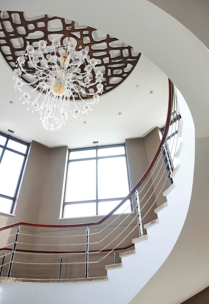 ダラスにある巨大なコンテンポラリースタイルのおしゃれな階段の写真