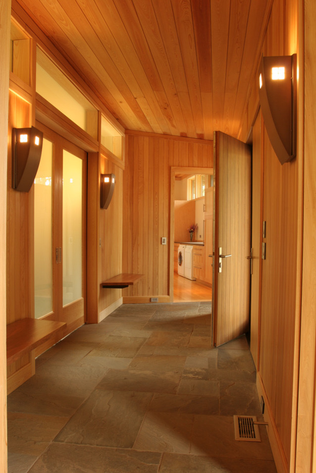 Стильный дизайн: коридор среднего размера в стиле модернизм с полом из сланца, коричневыми стенами и серым полом - последний тренд