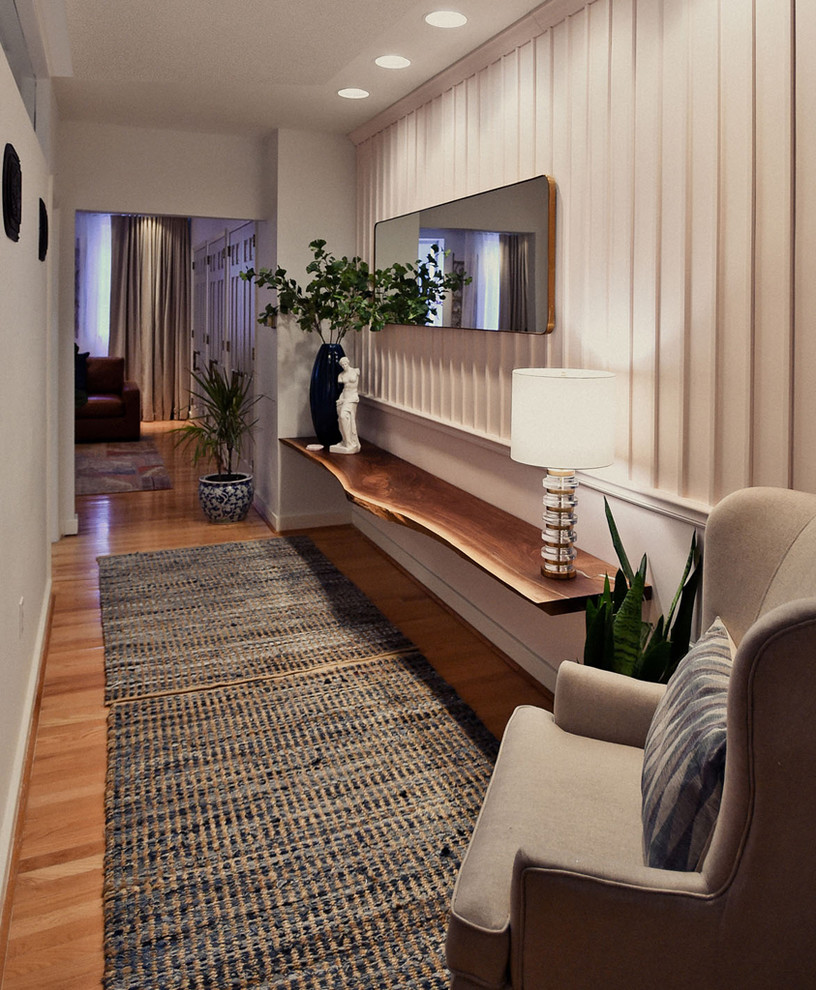 Источник вдохновения для домашнего уюта: коридор среднего размера в стиле фьюжн с розовыми стенами и светлым паркетным полом