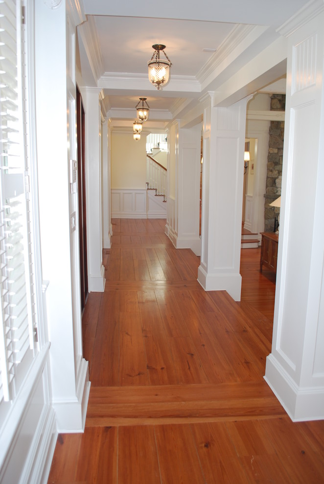 Klassischer Flur mit weißer Wandfarbe und braunem Holzboden in New York