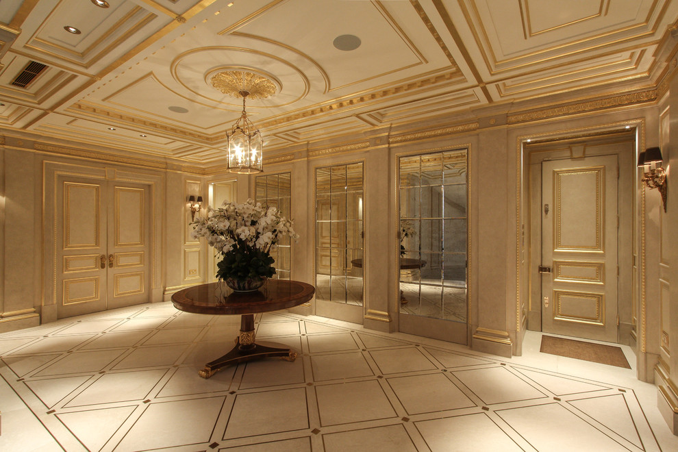 Idee per un ampio ingresso o corridoio chic con pareti beige, pavimento in marmo e pavimento beige