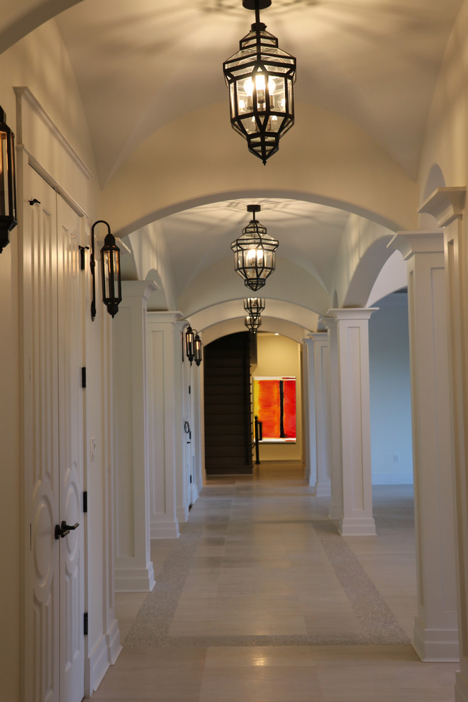 ワシントンD.C.にある地中海スタイルのおしゃれな廊下の写真