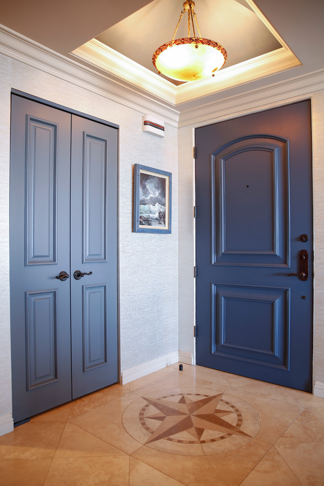 Стильный дизайн: коридор среднего размера с серыми стенами, ковровым покрытием и бежевым полом - последний тренд