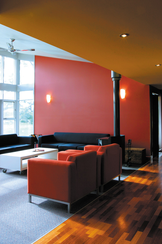 Geräumiger Klassischer Flur mit roter Wandfarbe und braunem Holzboden in Geelong