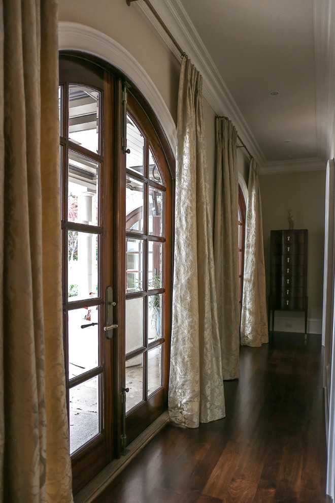 Esempio di un ampio ingresso o corridoio classico con pareti beige e parquet scuro