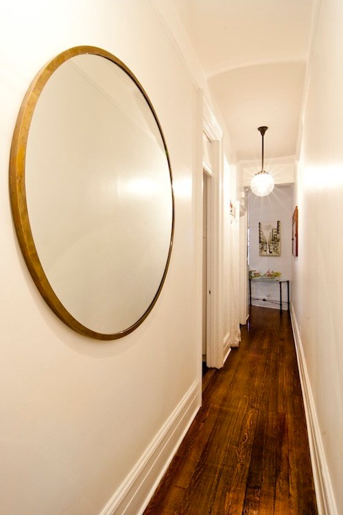 Foto di un piccolo ingresso o corridoio tradizionale con pareti bianche, parquet scuro e pavimento marrone