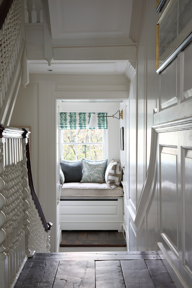 Inspiration pour un couloir traditionnel de taille moyenne avec un mur blanc, parquet peint et un sol marron.