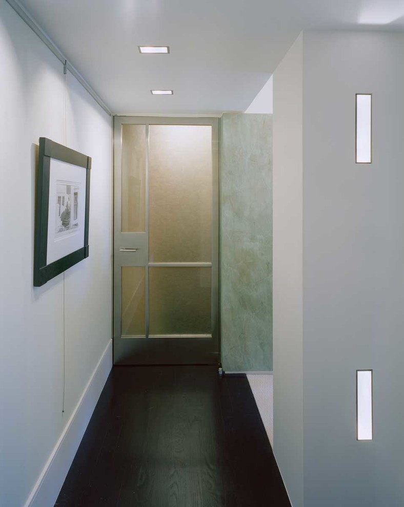Idee per un ingresso o corridoio contemporaneo con pareti bianche e parquet scuro