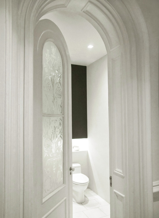 Inspiration för en vintage hall, med vita väggar, marmorgolv och vitt golv