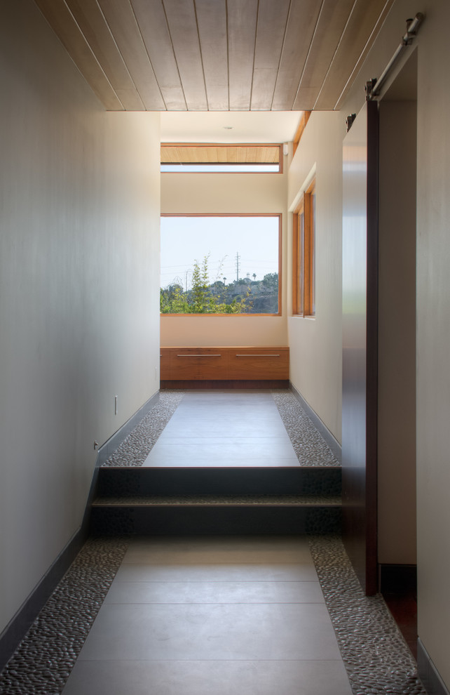 Пример оригинального дизайна: коридор среднего размера в стиле модернизм с бежевыми стенами, полом из керамической плитки и бежевым полом