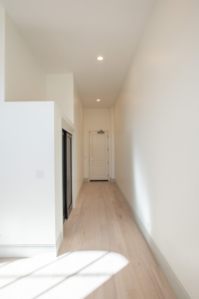 Mittelgroßer Moderner Flur mit beiger Wandfarbe und braunem Holzboden in Denver