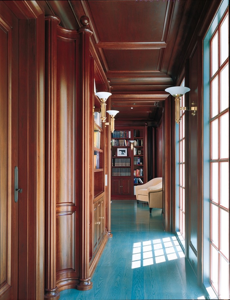На фото: маленький коридор в классическом стиле с коричневыми стенами и деревянным полом для на участке и в саду