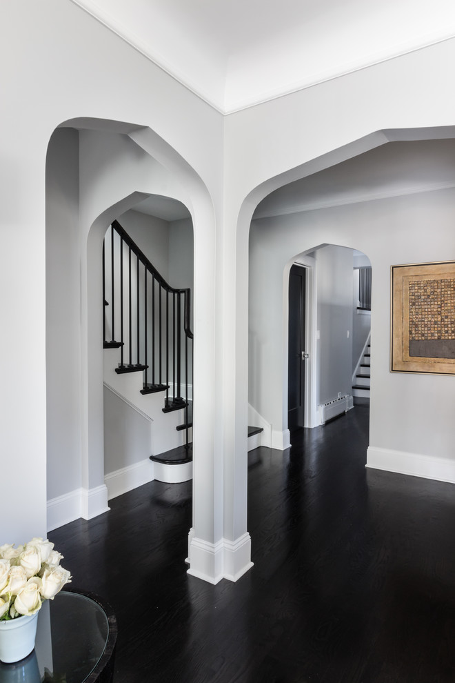 Идея дизайна: коридор в классическом стиле с серыми стенами, темным паркетным полом и коричневым полом