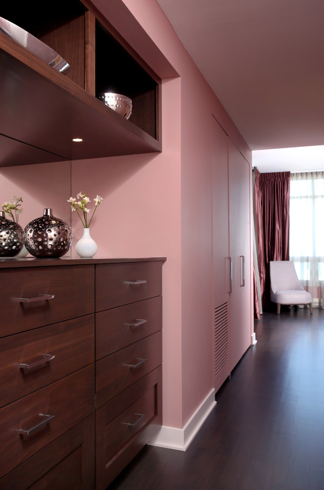 Foto de recibidores y pasillos minimalistas pequeños con paredes rosas y suelo de madera en tonos medios