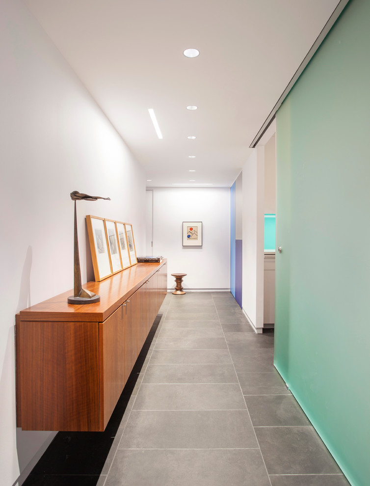 Стильный дизайн: коридор среднего размера в современном стиле с серыми стенами и полом из керамогранита - последний тренд