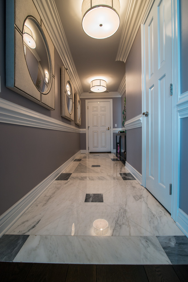 Aménagement d'un couloir contemporain de taille moyenne avec un sol en marbre et un mur gris.