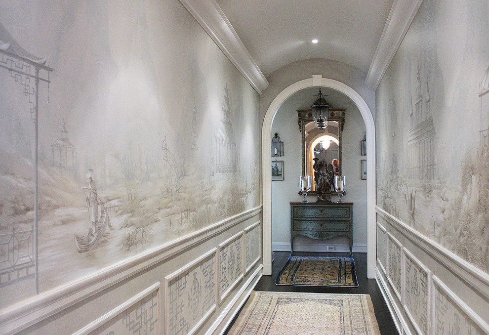 Idée de décoration pour un couloir tradition de taille moyenne avec un mur multicolore, parquet foncé et un sol marron.