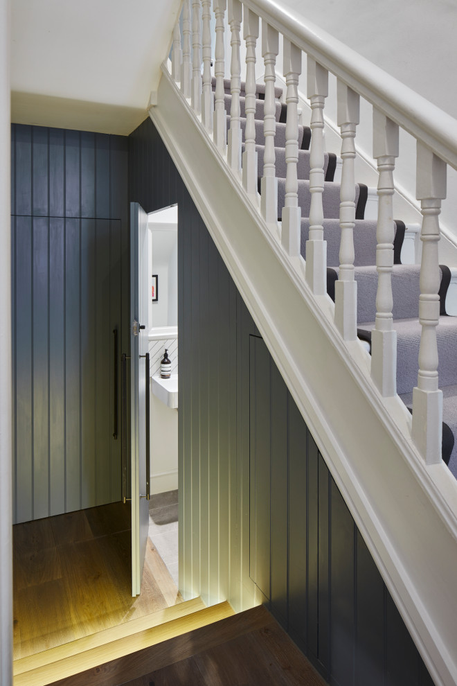 На фото: коридор среднего размера в современном стиле с синими стенами, паркетным полом среднего тона и коричневым полом