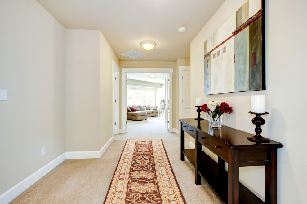 Идея дизайна: коридор среднего размера в классическом стиле с ковровым покрытием и белыми стенами