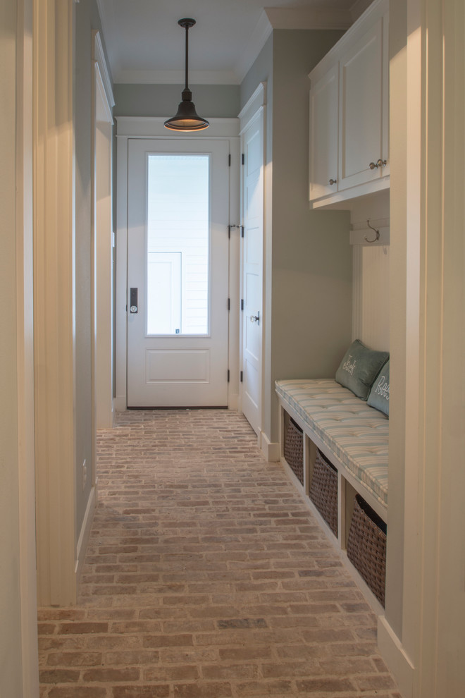 Свежая идея для дизайна: коридор среднего размера в стиле кантри с синими стенами и кирпичным полом - отличное фото интерьера
